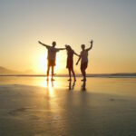 Personnes heureuses sur une plage au soleil