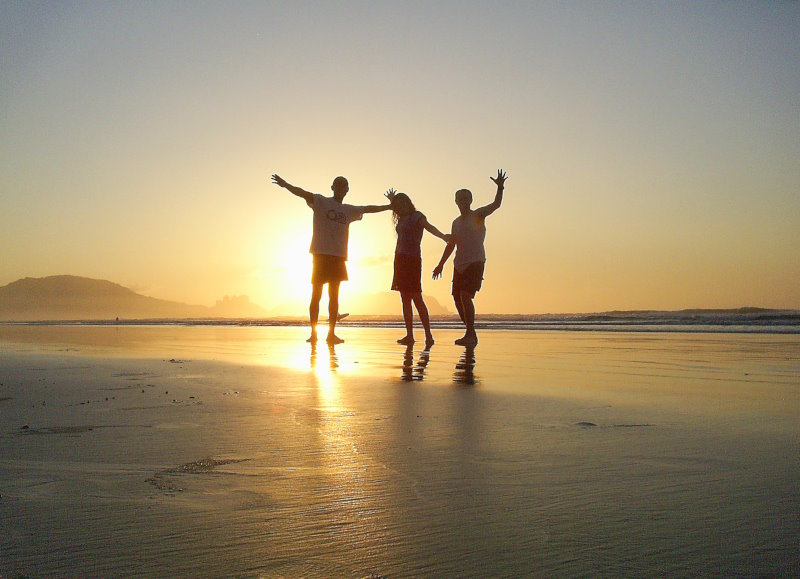 Trois personnes sur la plage