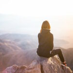 Femme au sommet d'une montagne