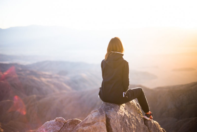 Femme au sommet d'une montagne