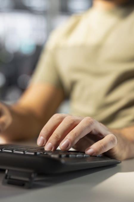 Mains tapant sur un clavier Mains tapant sur un clavier